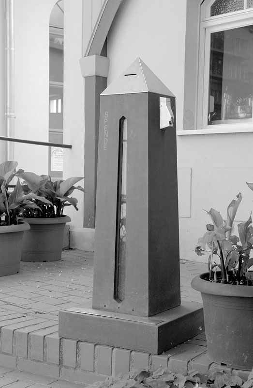 Spenden-Obelisk, 2003, Stahl, feuerverzinkt, 120 x 30 x 30 cm, Auflage: 2 | Standort: Wörlitzer Park, Dessau | ©Foto: Alice Bahra/ Archiv Christian Roehl, Potsdam