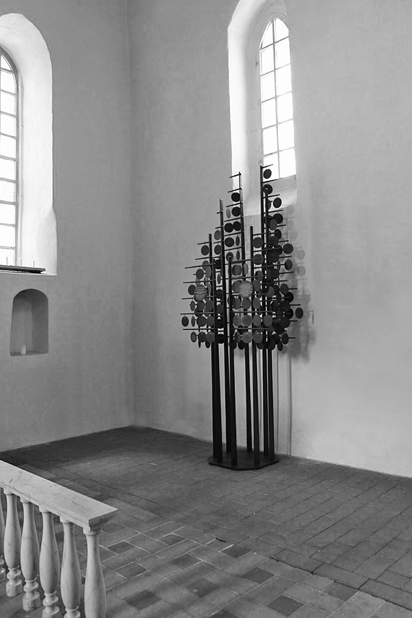 Taufgedenken - ein Kunstwerk des 21. Jahrhunderts für die Dorfkirche Stolpe, Entwurf Christian Roehl 2012, Ausführung Rüdiger Roehl 2014, Fotografie © Alice Bahra