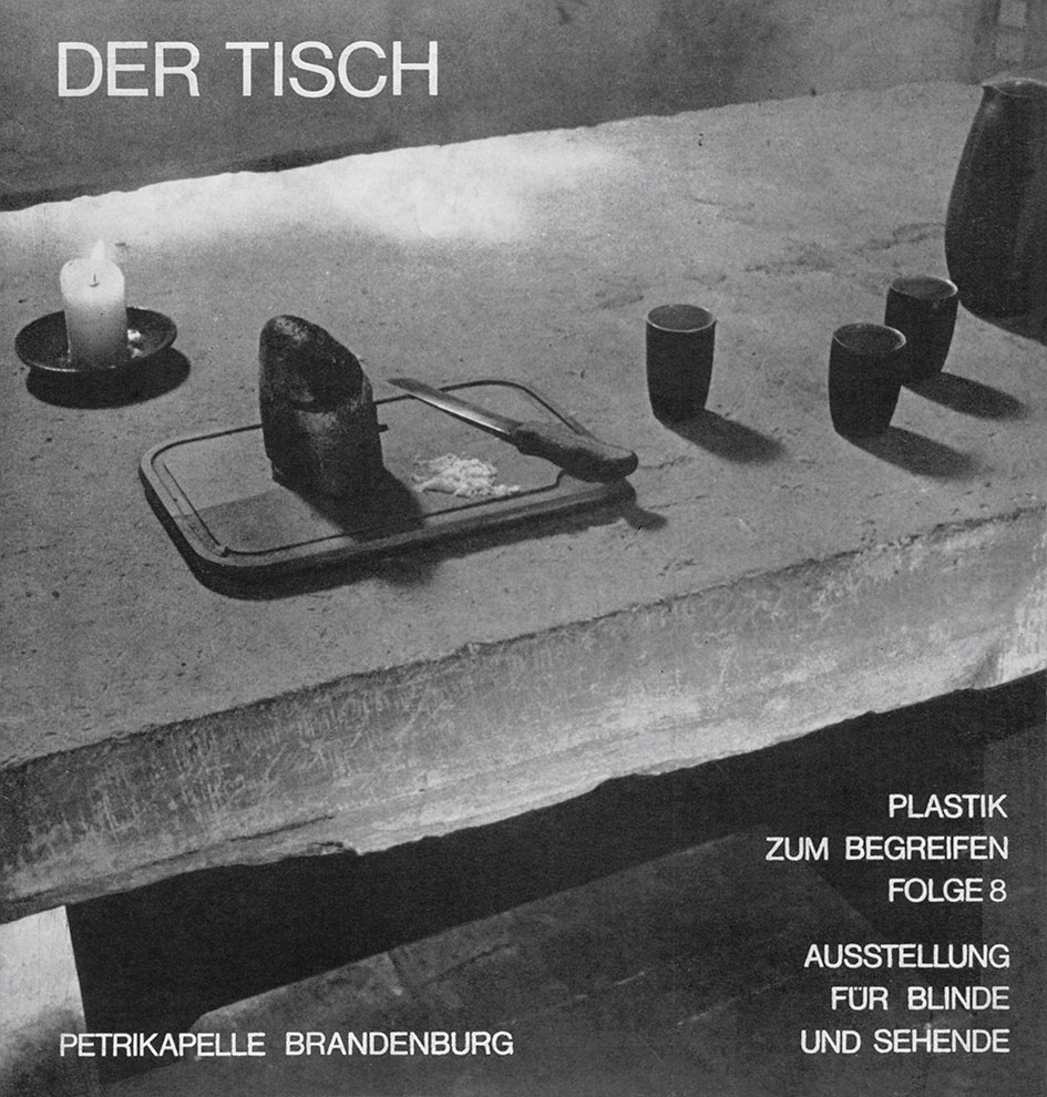 Der Tisch, Plastik zum Begreifen, 8. Ausstellung für Blinde und Sehende, Kunstdienst der Ev. Kirche, Berlin | Domstift Brandenburg, Petrikapelle | Archiv Christian Roehl, Potsdam