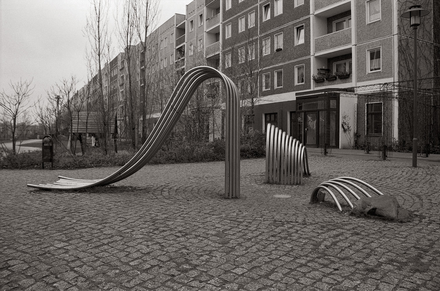 Spielbrunnen, 1995, Edelstahl, gebaut, 160 x 400 x 400 cm | Standort: Wohngebiet Drewitz, Potsdam | ©Foto: Alice Bahra/ Archiv Christian Roehl, Potsdam