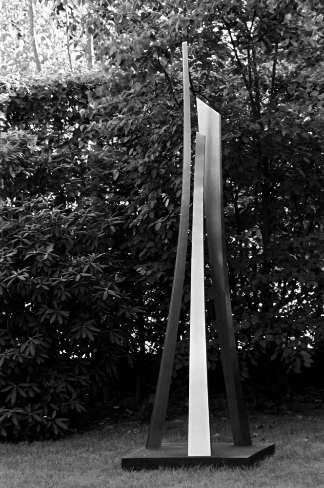 Dreiklang – Harmonie, 2004, Edelstahl, geschmiedet, 265 x 80 x 80 cm | Standort: Privatbesitz, Berlin | ©Foto: Alice Bahra/ Archiv Christian Roehl, Potsdam